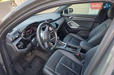 Позашляховик / Кросовер Audi Q3 2021 в 