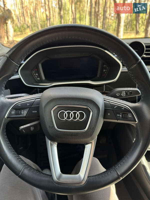 Внедорожник / Кроссовер Audi Q3 2019 в Киеве