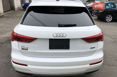 Позашляховик / Кросовер Audi Q3 2021 в 