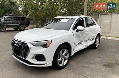 Позашляховик / Кросовер Audi Q3 2021 в 