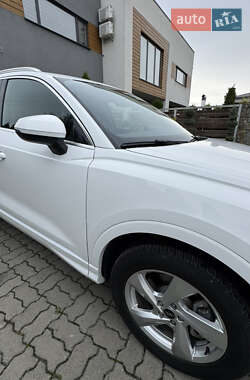 Внедорожник / Кроссовер Audi Q3 2021 в 