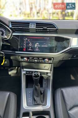 Позашляховик / Кросовер Audi Q3 2019 в 