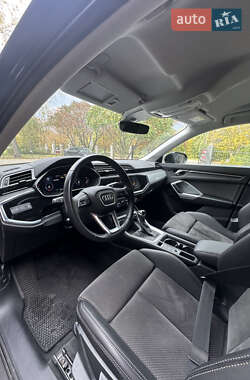 Позашляховик / Кросовер Audi Q3 2022 в 
