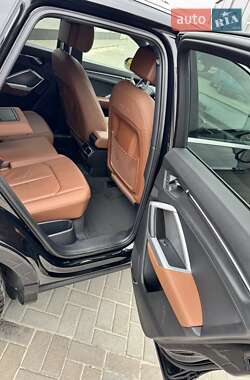 Позашляховик / Кросовер Audi Q3 2019 в 