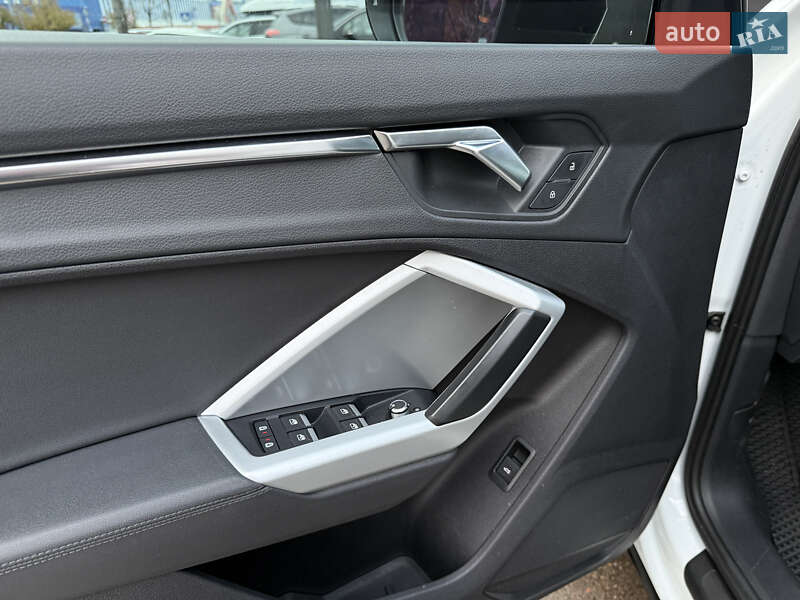 Позашляховик / Кросовер Audi Q3 2021 в Києві фото 12 Позашляховик / Кросовер Audi Q3 2021 в Києві