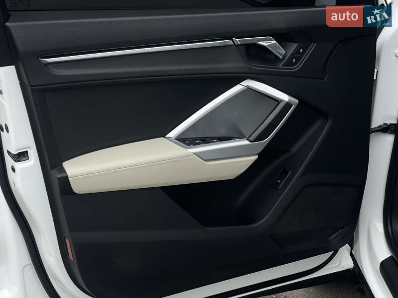 Внедорожник / Кроссовер Audi Q3 2019 в Киеве