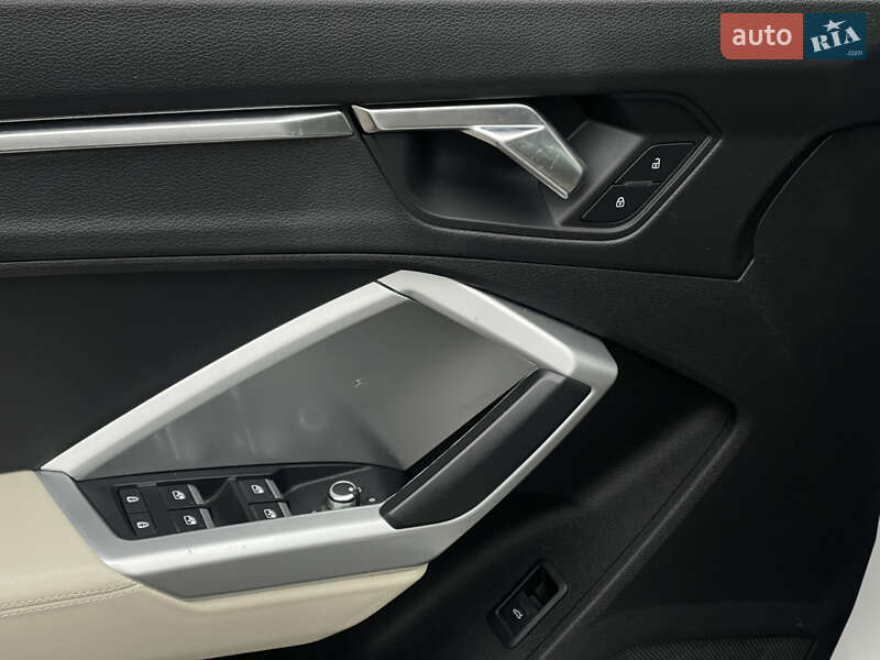 Внедорожник / Кроссовер Audi Q3 2019 в Киеве