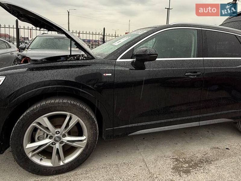 Внедорожник / Кроссовер Audi Q3 2019 в Киеве