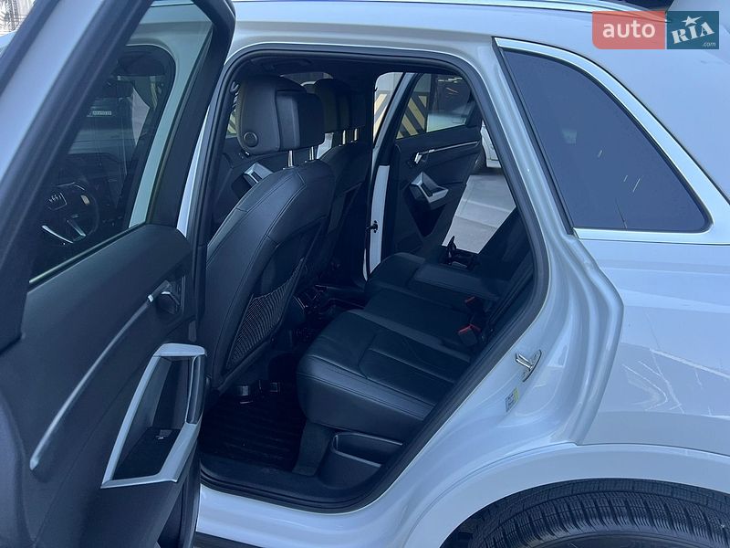 Внедорожник / Кроссовер Audi Q3 2020 в Киеве