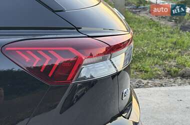 Позашляховик / Кросовер Audi Q4 e-tron 2021 в 
