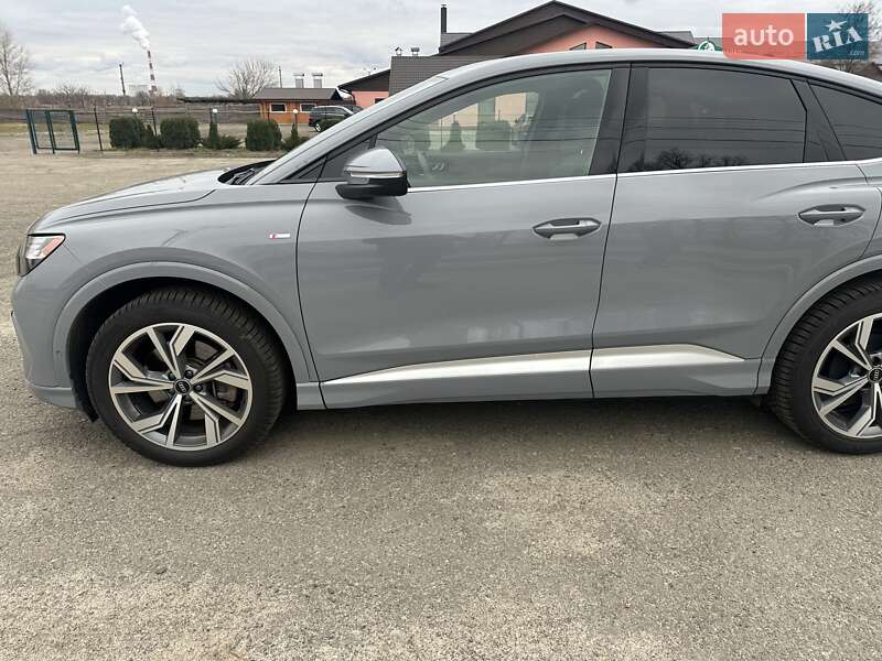 Позашляховик / Кросовер Audi Q4 e-tron 2022 в Києві