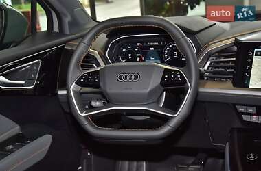 Позашляховик / Кросовер Audi Q4 e-tron 2024 в 