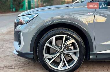 Позашляховик / Кросовер Audi Q4 e-tron 2022 в 