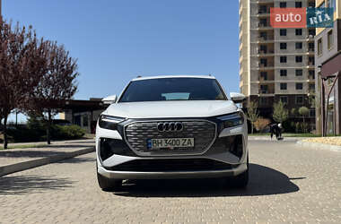 Позашляховик / Кросовер Audi Q4 e-tron 2024 в 