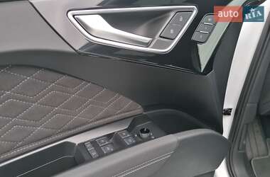 Позашляховик / Кросовер Audi Q4 e-tron 2023 в 