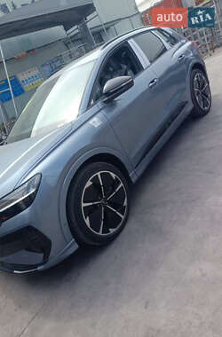 Позашляховик / Кросовер Audi Q4 e-tron 2024 в 