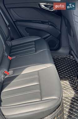 Позашляховик / Кросовер Audi Q4 e-tron 2024 в 