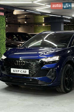 Позашляховик / Кросовер Audi Q4 e-tron 2023 в 