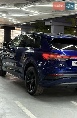 Позашляховик / Кросовер Audi Q4 e-tron 2023 в 