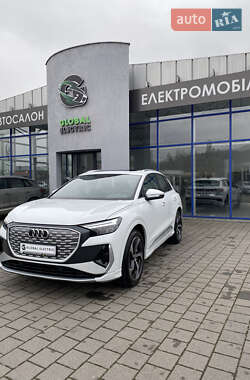 Позашляховик / Кросовер Audi Q4 e-tron 2024 в 