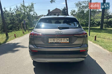 Позашляховик / Кросовер Audi Q4 e-tron 2021 в 