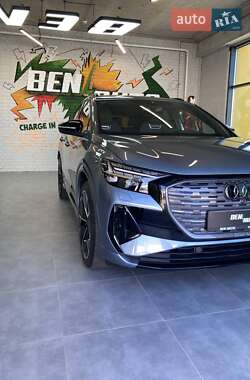 Позашляховик / Кросовер Audi Q4 e-tron 2024 в 