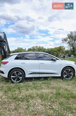 Внедорожник / Кроссовер Audi Q4 e-tron 2023 в 