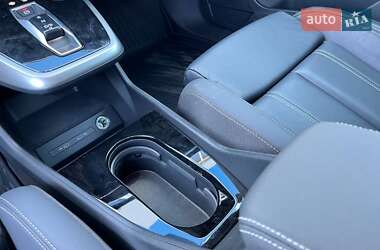 Позашляховик / Кросовер Audi Q4 e-tron 2023 в 