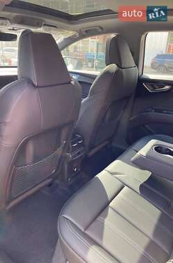 Внедорожник / Кроссовер Audi Q4 e-tron 2025 в 