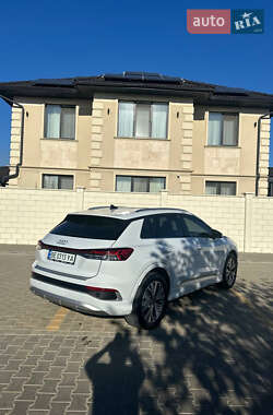 Позашляховик / Кросовер Audi Q4 e-tron 2023 в 
