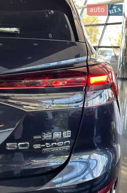 Позашляховик / Кросовер Audi Q4 e-tron 2023 в 