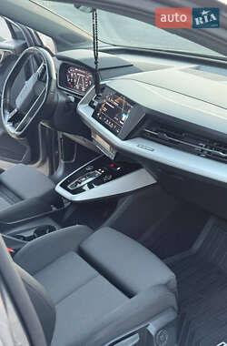 Позашляховик / Кросовер Audi Q4 e-tron 2021 в 