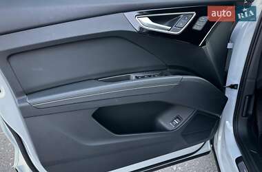 Позашляховик / Кросовер Audi Q4 e-tron 2021 в 