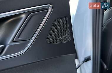 Позашляховик / Кросовер Audi Q4 e-tron 2021 в 