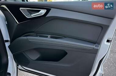Позашляховик / Кросовер Audi Q4 e-tron 2021 в 