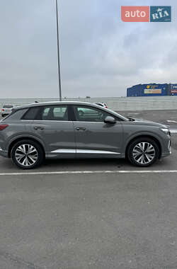 Позашляховик / Кросовер Audi Q4 e-tron 2022 в 