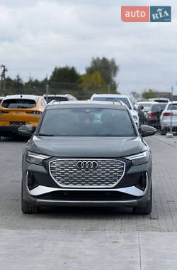 Позашляховик / Кросовер Audi Q4 e-tron 2024 в 