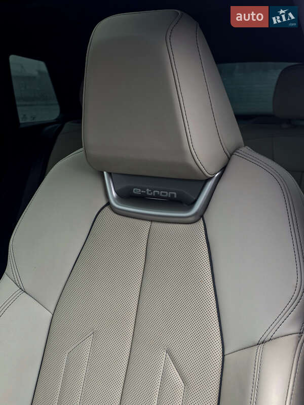 Позашляховик / Кросовер Audi Q4 e-tron 2022 в Києві