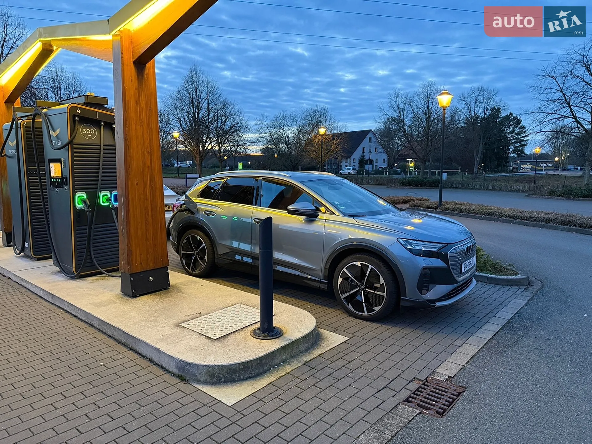 Audi Q4 e-tron 2021 VIN WAUZZZFZ0NP008182 фото оголошення 2 з 14
