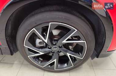 Позашляховик / Кросовер Audi Q5 e-tron 2023 в 
