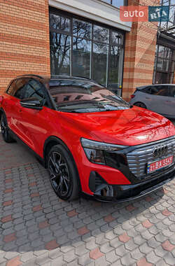 Позашляховик / Кросовер Audi Q5 e-tron 2022 в 