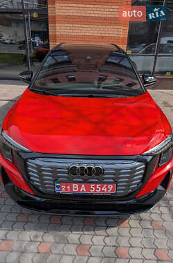 Позашляховик / Кросовер Audi Q5 e-tron 2022 в 