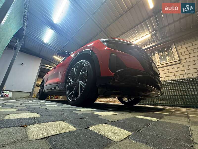 Позашляховик / Кросовер Audi Q5 e-tron 2022 в Дніпрі