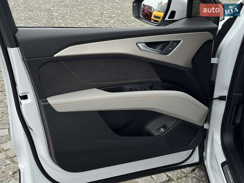 Позашляховик / Кросовер Audi Q5 e-tron 2022 в Києві