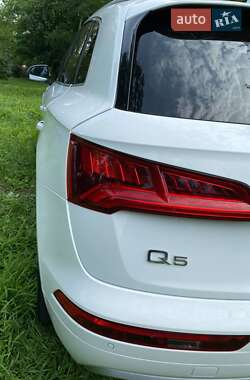 Внедорожник / Кроссовер Audi Q5 2017 в 
