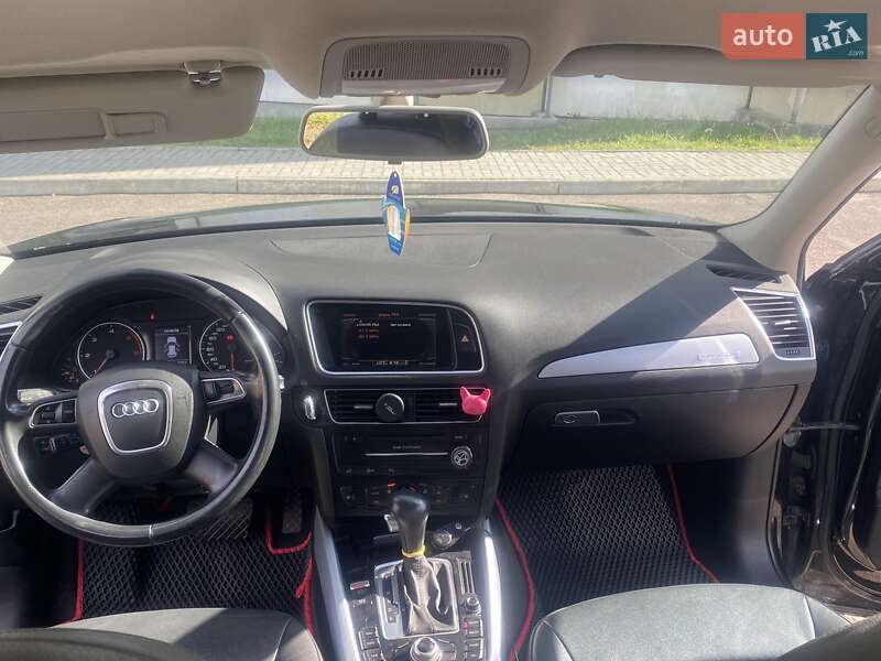 Внедорожник / Кроссовер Audi Q5 2010 в Новояворовске