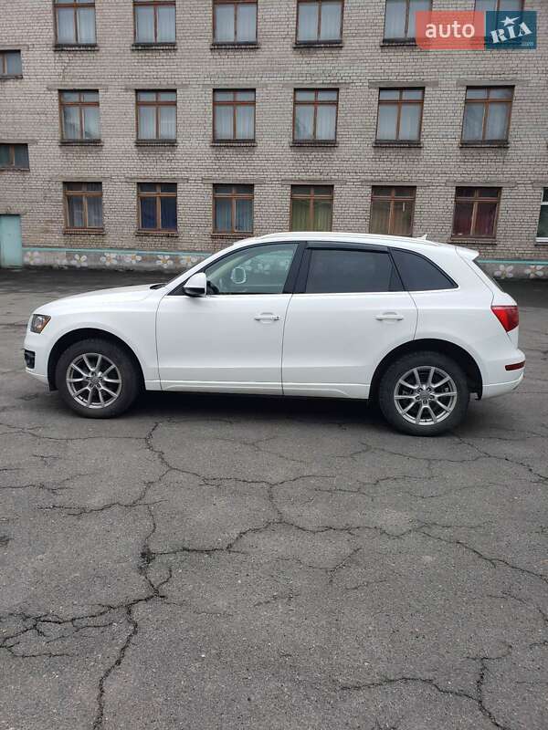 Внедорожник / Кроссовер Audi Q5 2010 в Каменском