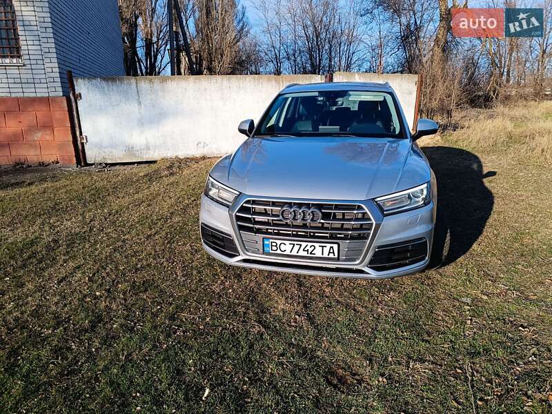Позашляховик / Кросовер Audi Q5 2018 в 