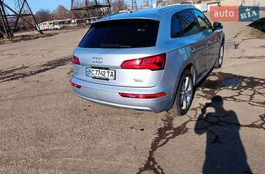 Позашляховик / Кросовер Audi Q5 2018 в 