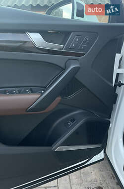 Внедорожник / Кроссовер Audi Q5 2017 в 
